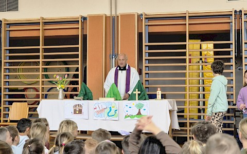 Ostermesse im Turnsaal