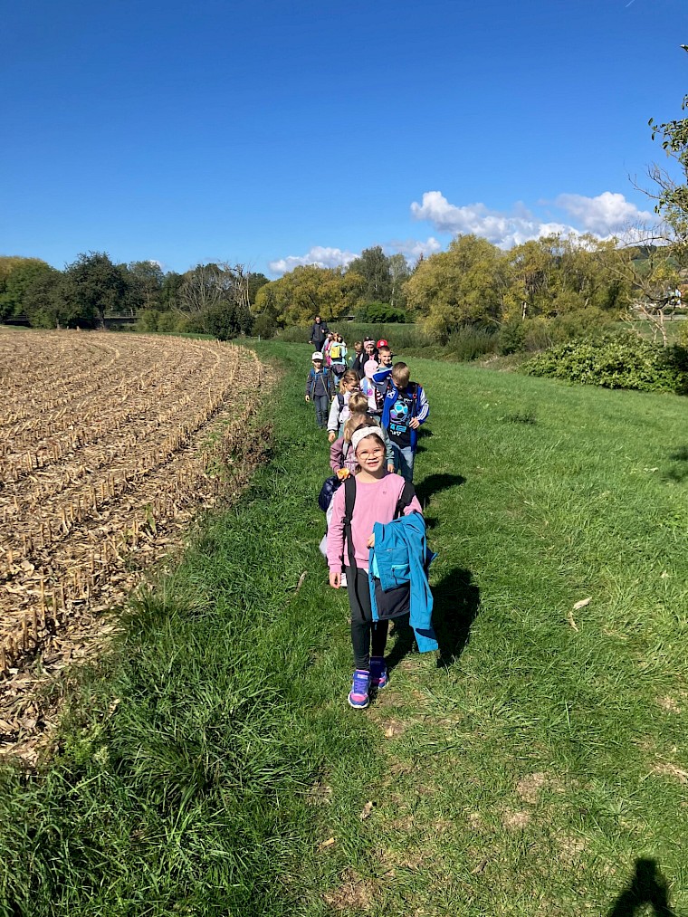 Wandertag der 2c zum Reiterhof