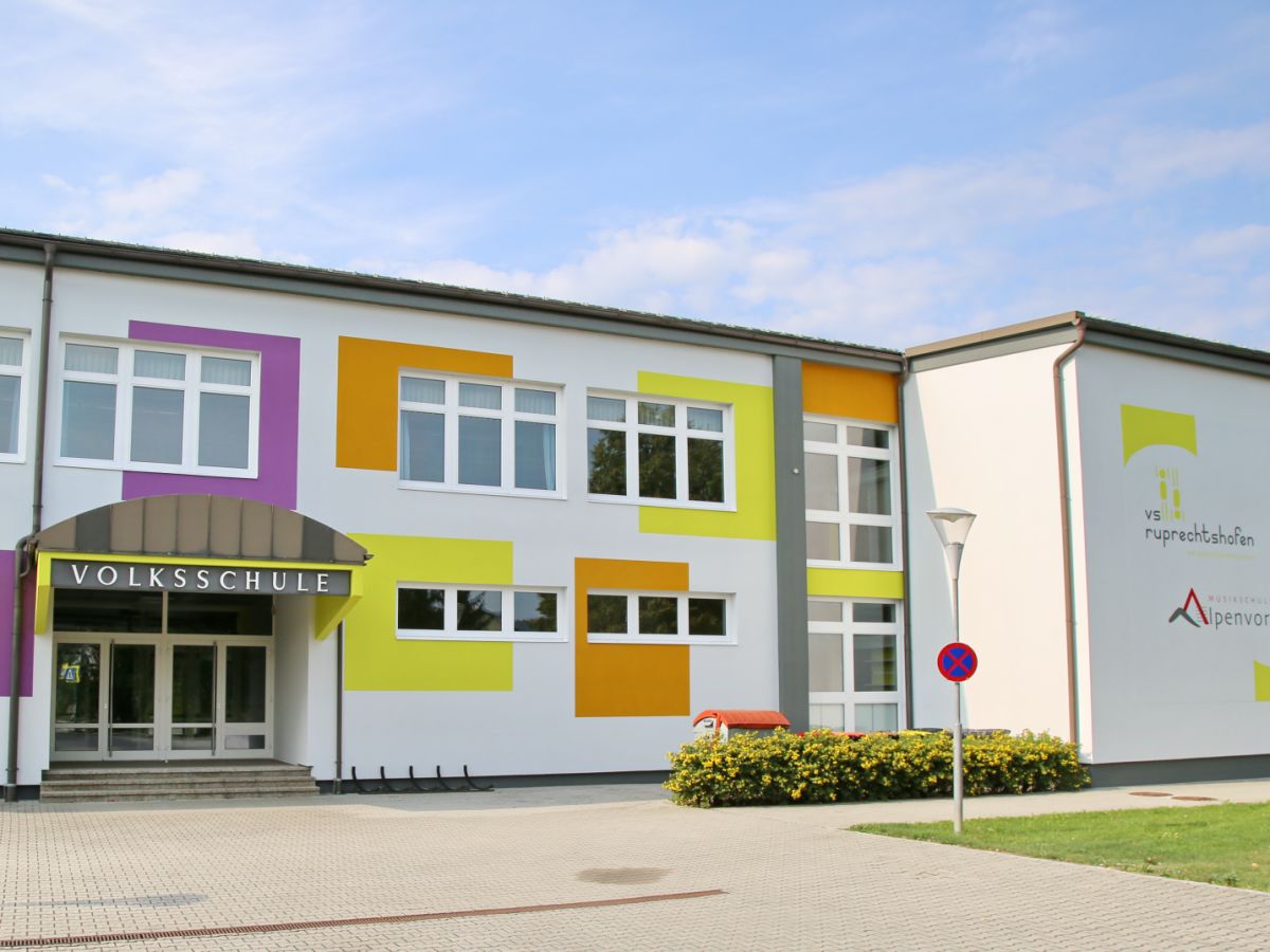Das Schulgeb&auml;ude der Volksschule Ruprechtshofen